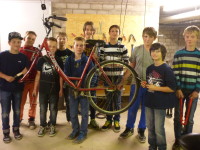 die Schüler der Fahrradwerkstatt reparieren inder Mittagspause Fahrräder